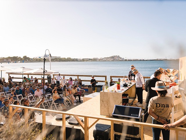 D*na Festival 2026 avanza su programación con catas, talleres y cerca de medio centenar de puestos frente al mar